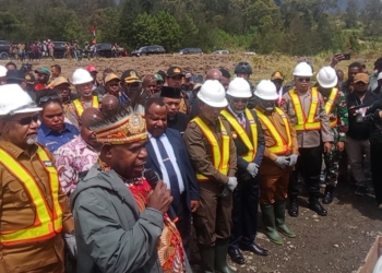 Keterangan foto : Beberapa tokoh adat dan pemilik hak ulayat di Lokasi Perkantoran Pusat Pemerintahan Kabupaten Puncak dan kantor DPRK Puncak yang baru, turut hadir dalam peletakan batu pertama yang dilaksanakan di Distrik Gome, Kabupaten Puncak, Papua Tengah.
Foto oleh Dwi.