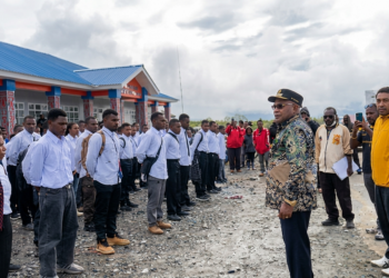 Temui 317 Siswa/Siswi Di Bandara Aminggaru Ilaga, Ini Pesan Penting Dari Bupati Elvis Tabuni