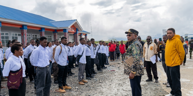 Temui 317 Siswa/Siswi Di Bandara Aminggaru Ilaga, Ini Pesan Penting Dari Bupati Elvis Tabuni