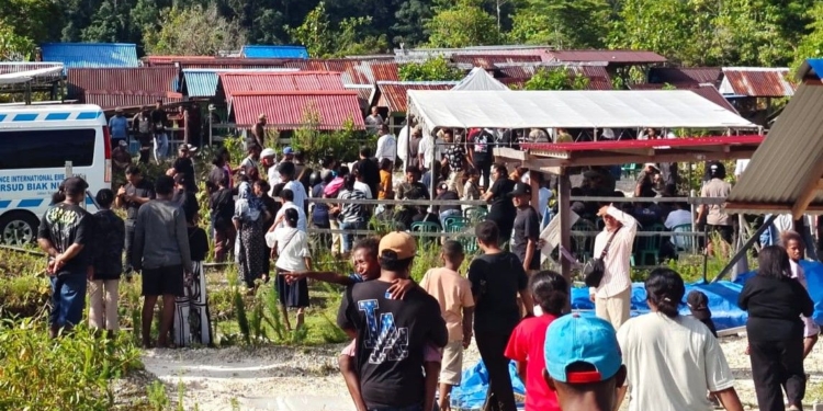 Lima Korban Ledakan  Bom Biak Dimakamkan Dalam Satu Liang Lahat