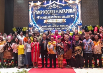 Foto oleh Andika.
Keterangan foto : Foto bersama di panggung utama kegiatan penamatan dan pelepasan siswa kelas IX SMPN 9 Jayapura Tahun Ajaran 2025/2026 di Aula Sasana Krida Kantor Gubernur Papua, Rabu (3/6/2026). Sebanyak 348 siswa dinyatakan lulus 100 persen dan berhasil menorehkan berbagai prestasi akademik maupun nonakademik.