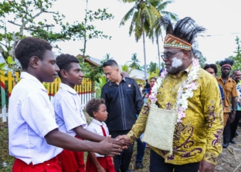 Keterangan: Gubernur  Papua Tengah, Meki Nawipa (Batik Kuning) ketika melakukan kunjungan di salah satu SD di Mimika. (Foto/Istimewah)