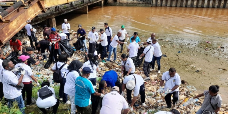 Peringati Hari Lingkungan Hidup, Pemprov Papua Bersihkan Kali Anafre, 2 Ton Sampah Diangkut