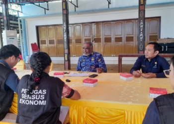 Keterangan: suasana petugas BPS datangi kediaman Walikota Jayapura, Rabu (17/6/2026).melakukan interview dengan Abisai Rollo bersama istri yang juga ketua mrp papua. (Foto/Andika)