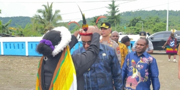 Disambut Pemakaian Mahkota, Bupati Elvis Tabuni Hadiri Pentahbisan GKII Petrus Sanoba Nabire