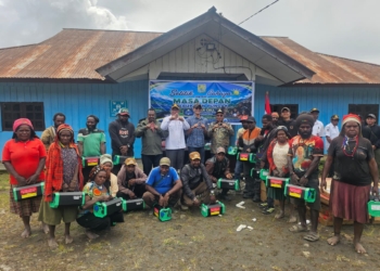 Bupati Elvis Tabuni Apresiasi Kepedulian Satgas Maleo TNI/Kopassus Hadirkan Bantuan Solar Cell bagi Masyarakat Puncak