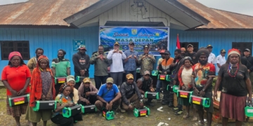 Bupati Elvis Tabuni Apresiasi Kepedulian Satgas Maleo TNI/Kopassus Hadirkan Bantuan Solar Cell bagi Masyarakat Puncak