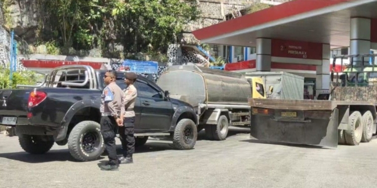 Antrean BBM Subsidi Membludak, Polresta Jayapura Kota Siagakan Personil di SPBU