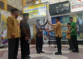 Keterangan: Wakil Walikota Jayapura, Rustan Saru, menyerahkan bendera kafilah kepada ketua kontingen kota Jayapura.(ANDIKA)