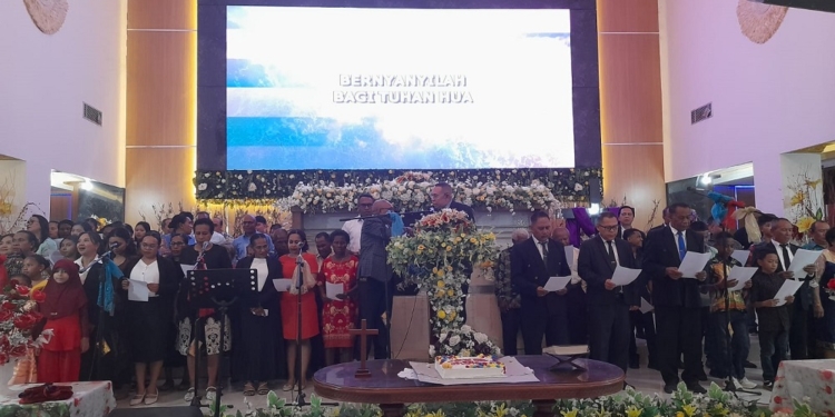 Perayaan Ibadah Syukur HUT Ke-65 Pdt. Elion Numberi, M.Th., Gembala Jemaat GPdI Alfa Omega Jayapura