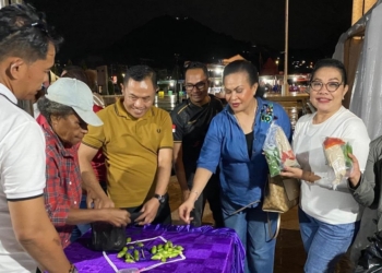 Foto Dokumentasi KADIN Papua). Keterangan Foto : Wakil Ketua Umum Bidang Organisasi KADIN Papua Khoirul Baqi (tengah baju cokelat) bersama pengurus KADIN Papua ikut mendukung serta membelanjakan dagangan dari para pelaku UMKM yang berjualan di acara Nobar Gembira dan Lomba Domino di Pelataran Kantor Gubernur Papua, pada 19-20 Juli 2026.