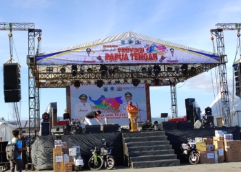 Keterangan foto: Gubernur Papua Tengah Meki Frits Nawipa (Mepa) berdiri di panggung memberikan sambutan pada pembukaan 'Semarak Hari Jadi ke-IV Provinsi Papua Tengah', di Halaman Kantor Gubernur, pada Selasa 21 Juli 2026.(Agustina Estevani Janggo)