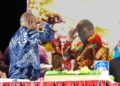 Momen Langka di Panggung HUT ke 4 Papua Tengah, Ketika Gubernur dan Wakil Gubernur Saling Memberi Hormat