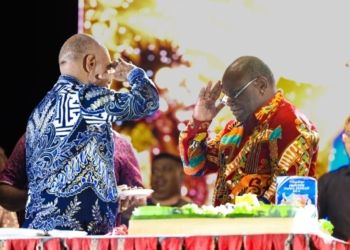 Momen Langka di Panggung HUT ke 4 Papua Tengah, Ketika Gubernur dan Wakil Gubernur Saling Memberi Hormat