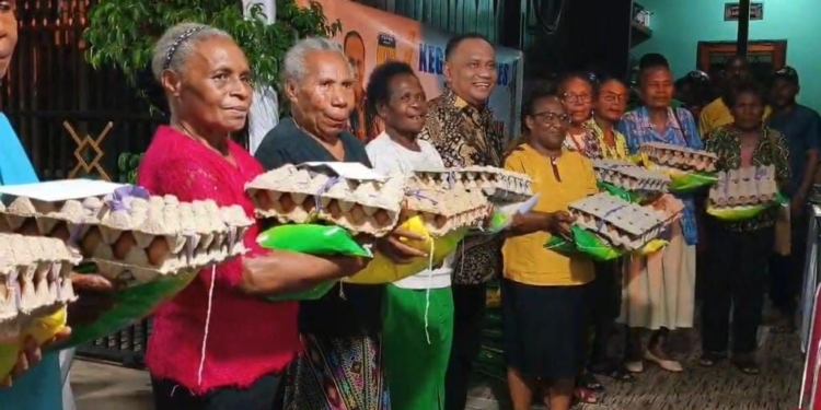 Rayakan Ulang Tahun ke-44, Ketua Komisi IV DPR Papua Joni Y. Betaubun Berbagi Kasih dengan Janda dan Anak Yatim Piatu