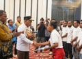 Ini Pesan Bupati Elvis Kepada 11 Mahasiswa S2 Yang Akan Berangkat Ke Luar Negeri