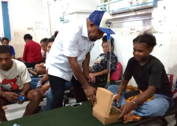 Semalaman Tak Tidur, Bupati Jayapura Bertahan di RS Dampingi Anak-Anak Korban Keracunan MBG