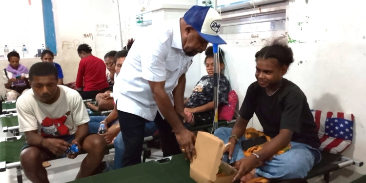 Semalaman Tak Tidur, Bupati Jayapura Bertahan di RS Dampingi Anak-Anak Korban Keracunan MBG
