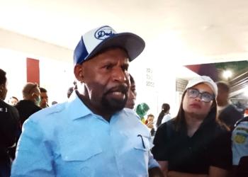 Keterangan foto: Bupati Jayapura Yunus Wonda memberikan keterangan pers kepada awak media, di IGD RSUD Yowari, Kabupaten Jayapura, Papua pada Rabu 5/8/2026. (Nokenlive/Agustina Estevani Janggo)