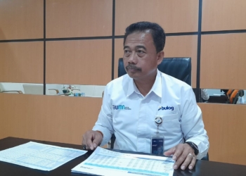 Keterangan : Pimpinan Perum Bulog kantor wilayah Papua, Ahmad mustari saat diwawancara media, pada senin (10/8/2026)./Foto: Andika