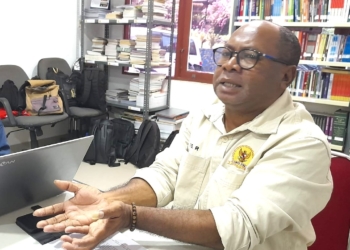 Foto: Andika. Keterangan Foto: Kepala Komnas Ham Perwakilan Papua, Frits Ramandey, Memberikan Keterangan Persoalan MBG dan SPPG Di Papua, Selasa (11/8).