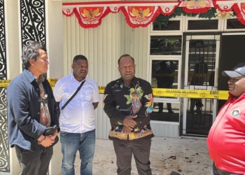 Tinjau Kantor Pemerintahan Di Puncak, Roni Misikmbo : “Insiden Pembakaran Kantor Di Puncak Ini Masalah Serius