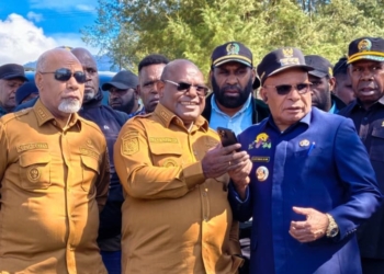 Foto Humas Pemprov Papua Tengah. Keterangan foto : Bupati Puncak Elvis Tabuni Bersama Rombongan Pemprov Papua Tengah Sebelum Kegiatan Rapat Koordinasi Terpadu Pasca Kerusuhan di Ilaga, Kabupaten Puncak Papua Tengah.