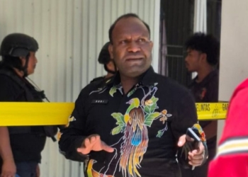 Foto oleh Lisa. Keterangan foto: Kepala Dinas Sosial Provinsi Papua Tengah, Roni Miisikmbo, S.Sos., berada Ilaga pasca-kerusuhan di Kantor Bupati Puncak.