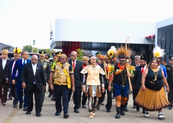 Gubernur dan Wakil Gubernur Papua Tengah Tampilkan Identitas Adat Papua di HUT RI ke-81