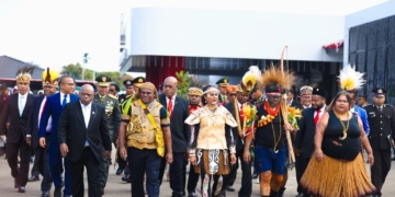 Gubernur dan Wakil Gubernur Papua Tengah Tampilkan Identitas Adat Papua di HUT RI ke-81