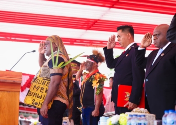 Gubernur dan Wakil Gubernur Papua Tengah Tampilkan Identitas Adat Papua di HUT RI ke-81
