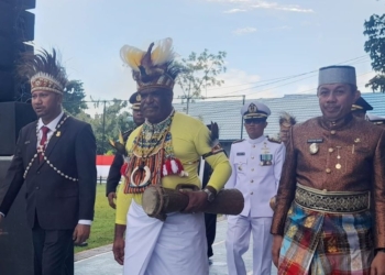 Upacara HUT ke-81 RI di Kota Jayapura Berlangsung Khidmat, Wali Kota Kenakan  Busana Nuansa Adat Papua