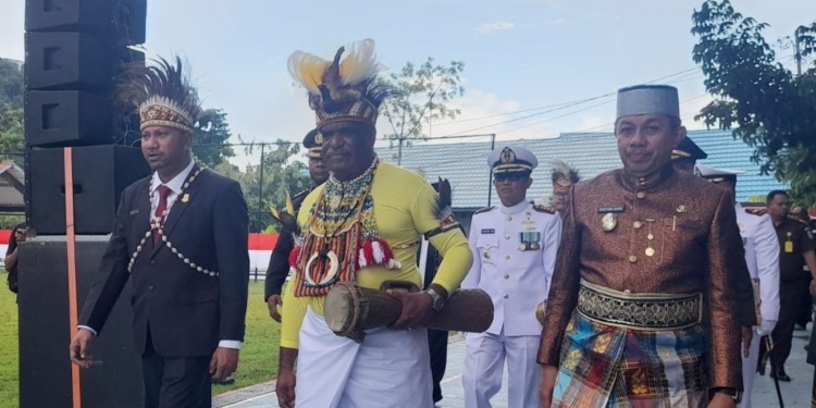 Upacara HUT ke-81 RI di Kota Jayapura Berlangsung Khidmat, Wali Kota Kenakan Busana Nuansa Adat Papua