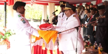 Wagub Papua Pegunungan Pimpin Penurunan Bendera HUT ke-81 RI di Wamena, Berlangsung Khidmat