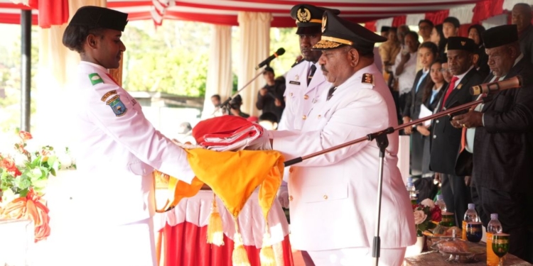 Wagub Papua Pegunungan Pimpin Penurunan Bendera HUT ke-81 RI di Wamena, Berlangsung Khidmat