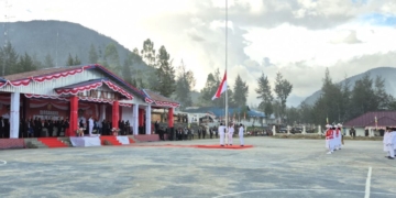 Wakil Bupati Puncak, Naftali Akawal Pimpin Upacara Penurunan Sang Saka Merah Putih