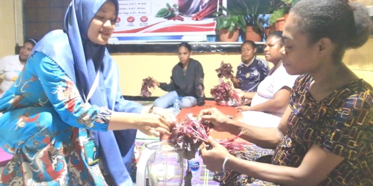 Poltekkes Jayapura Edukasi Ibu Hamil Cegah Anemia dengan Jus Bayam Merah