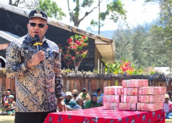 Keterangan: Bupati Puncak, Elvis Tabuni menyerahkan dana dukungan penyelesaian pembangunan gedung Gereja GKII Yordan Kago I Ilaga./ Foto: Istimewah