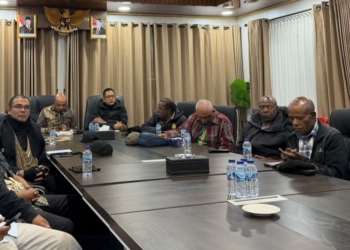 Foto oleh Lisa. Keterangan Foto: Bupati Puncak Elvis Tabuni didampingi Dandim 1717/ Puncak  Letkol Inf Himawan Adi Susanto, dan beberapa kepala OPD, saat menyampaikan materi dalam Rapat Zoom Meeting bersama 8 Kepala Daerah se-Papua Tengah, terkait Tanggap Darurat Karhutla Yang terjadi di beberapa wilayah di Papua Tengah, Minggu (23/08/2026)