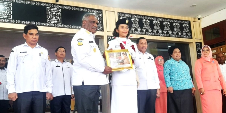 Neeltje Werimon Sukses Jalankan Tugas sebagai Pembawa Baki Bendera di Istana Negara, Disambut Terhormat Di Jayapura
