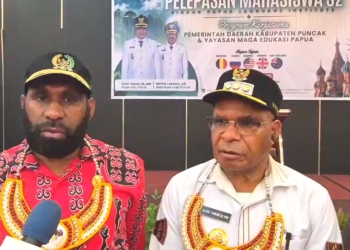 Foto oleh Lisa. Keterangan Foto: Bupati Puncak Elvis Tabuni bersama Ketua DPRK Puncak Thomas Tabuni saat wawancara usai melepas 11  Mahasiswa S2 ke Luar Negeri. Rabu(26/08/2026).