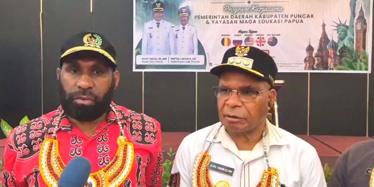 Bupati Puncak Elvis Tabuni Dorong SDM Daerah Tertinggal Lewat Pendidikan hingga ke Luar Negeri