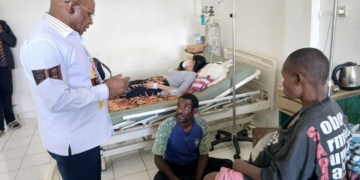 Bupati Puncak, Elvis Tabuni Kunjungi Pasien Asal Derfos di RS Yowari