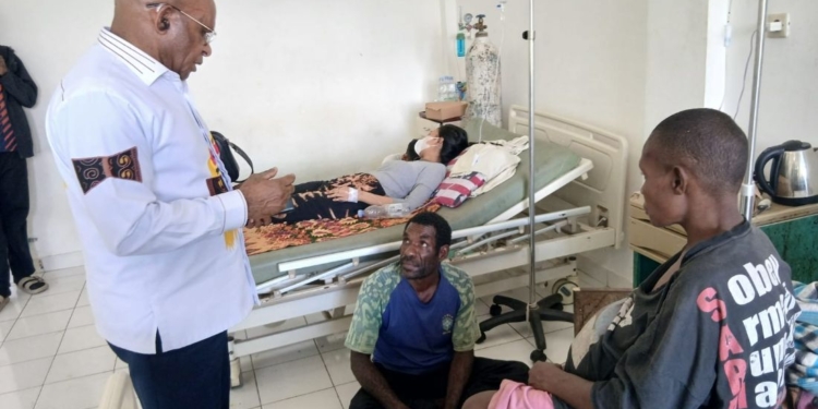 Bupati Puncak, Elvis Tabuni Kunjungi Pasien Asal Derfos di RS Yowari