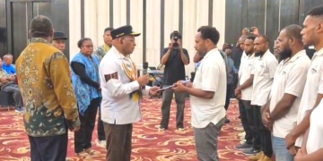 Bupati Elvis Tabuni Resmi Lepas 15 Mahasiswa Puncak Tempuh S2, 11 Diantaranya Kuliah di Luar Negeri