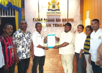 Keterangan: Direktur Eksekutif KADIN Papua Tengah Albertus Keiya, menyerahkan SK Kepanitiaan RAPIMPROV II Tahun 2026 kepada Ketua Panitia Otniel Boy Erari di Kantor KADIN Papua Tengah, Nabire, Selasa 1/9/2026. (Noken Live/KADIN Papua Tengah)