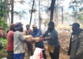 Kepedulian untuk Petani Yalengga, Anggota DPRK Jayawijaya Salurkan Bantuan Bama