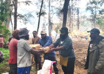 Kepedulian untuk Petani Yalengga, Anggota DPRK Jayawijaya Salurkan Bantuan Bama