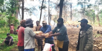 Kepedulian untuk Petani Yalengga, Anggota DPRK Jayawijaya Salurkan Bantuan Bama