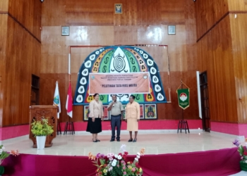 Dharma Wanita Kesbangpol Papua Tengah perkuat pemberdayaan perempuan lewat tata rias